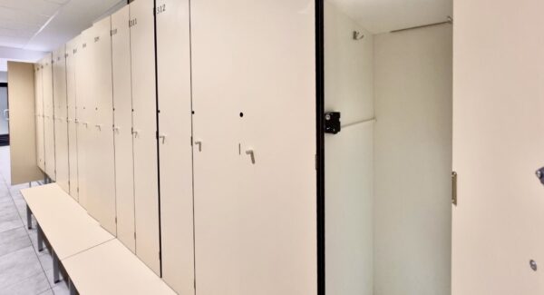 Instalacja elektrozaczepów w szafkach na basenie